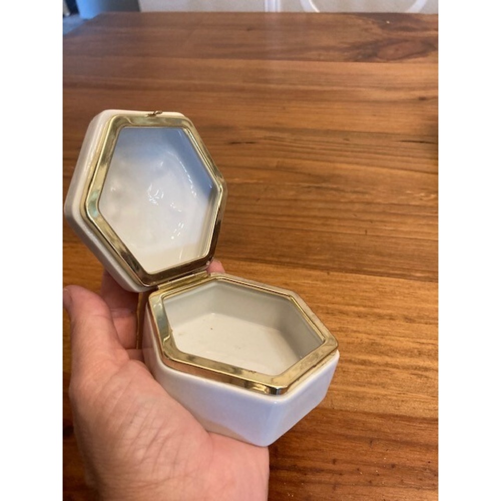 Vtg Sand Dollar White Porcelain 3.5 inch Trinket Box Jewelry Box Hinge Gold Trim - Picture 3 of 9